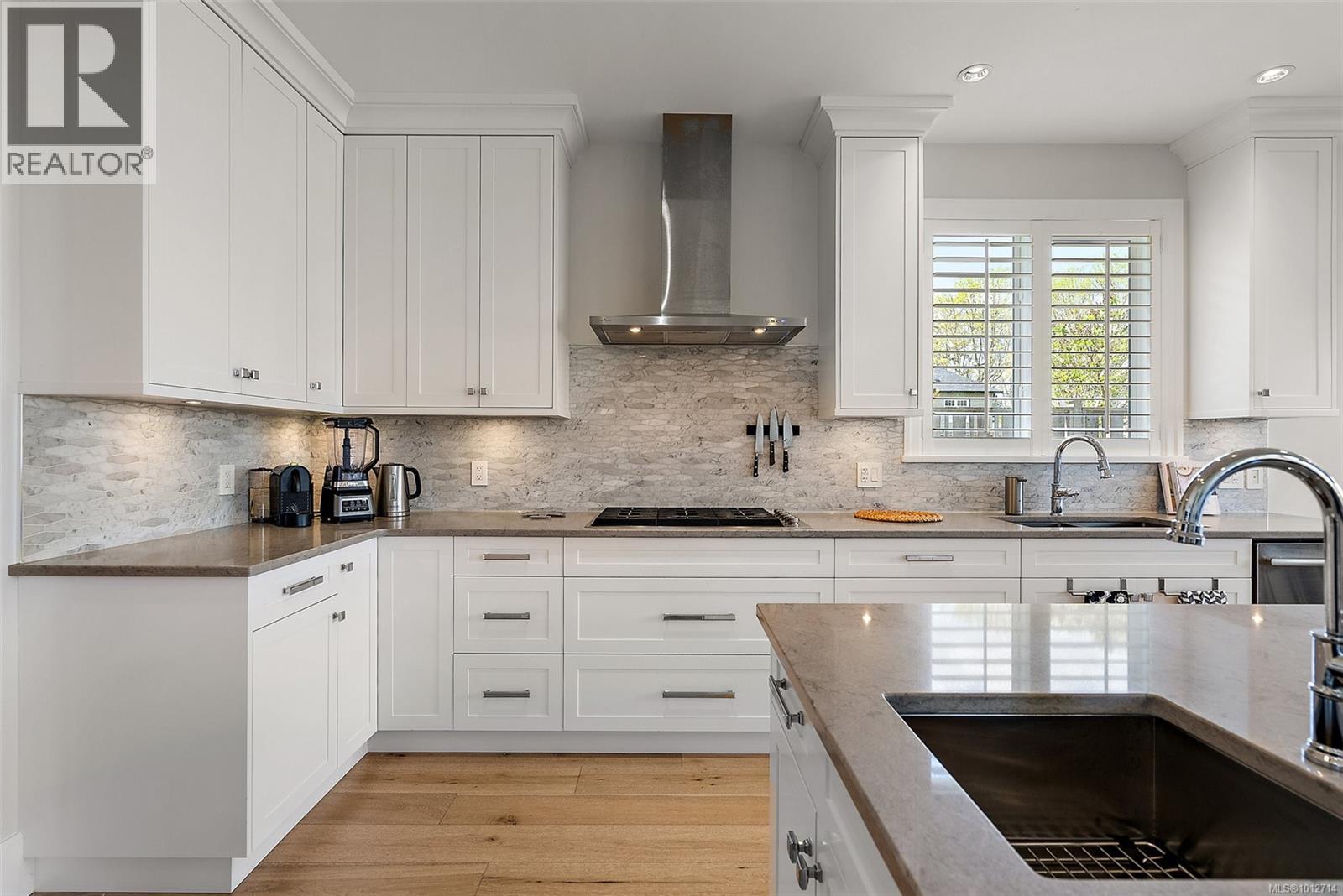 Photo 17 of 2174 Beaverbrooke St, Oak Bay BC