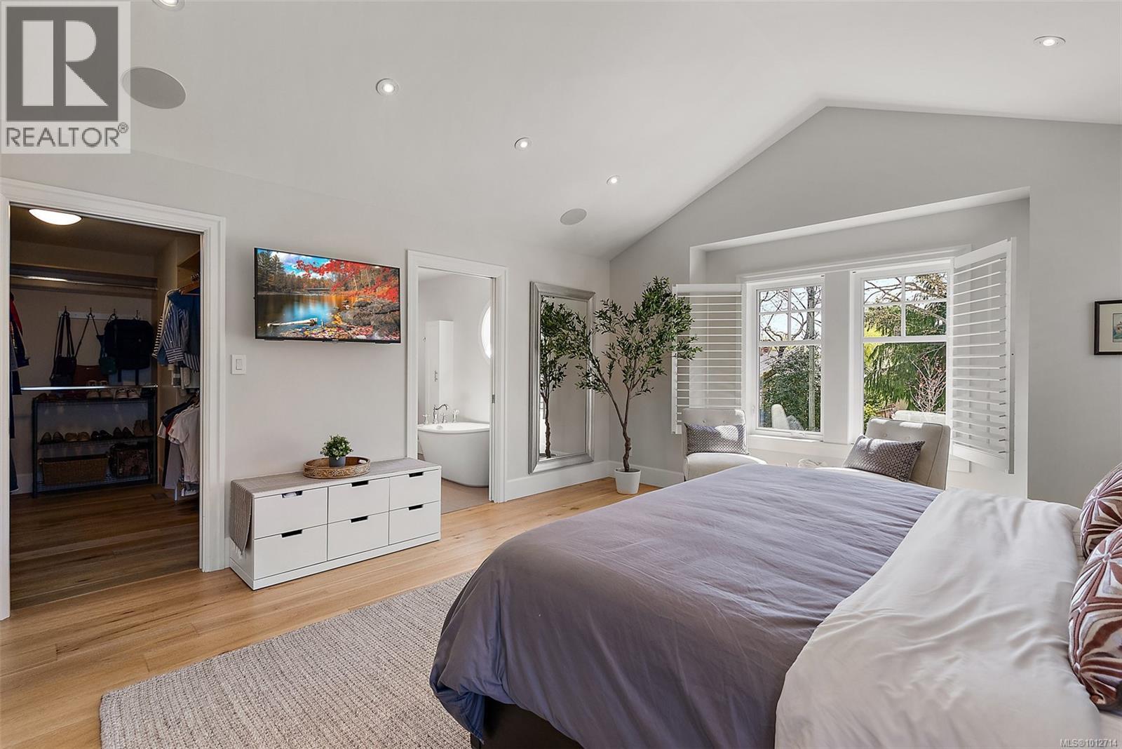Photo 23 of 2174 Beaverbrooke St, Oak Bay BC