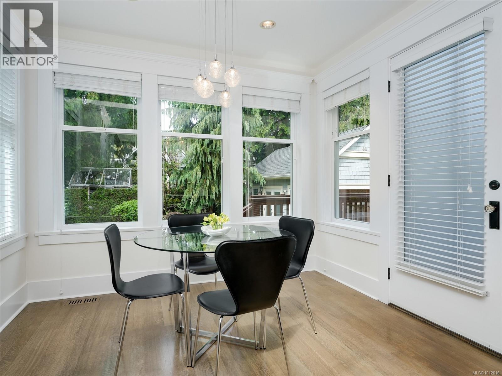  2086 Chaucer Street, Oak Bay