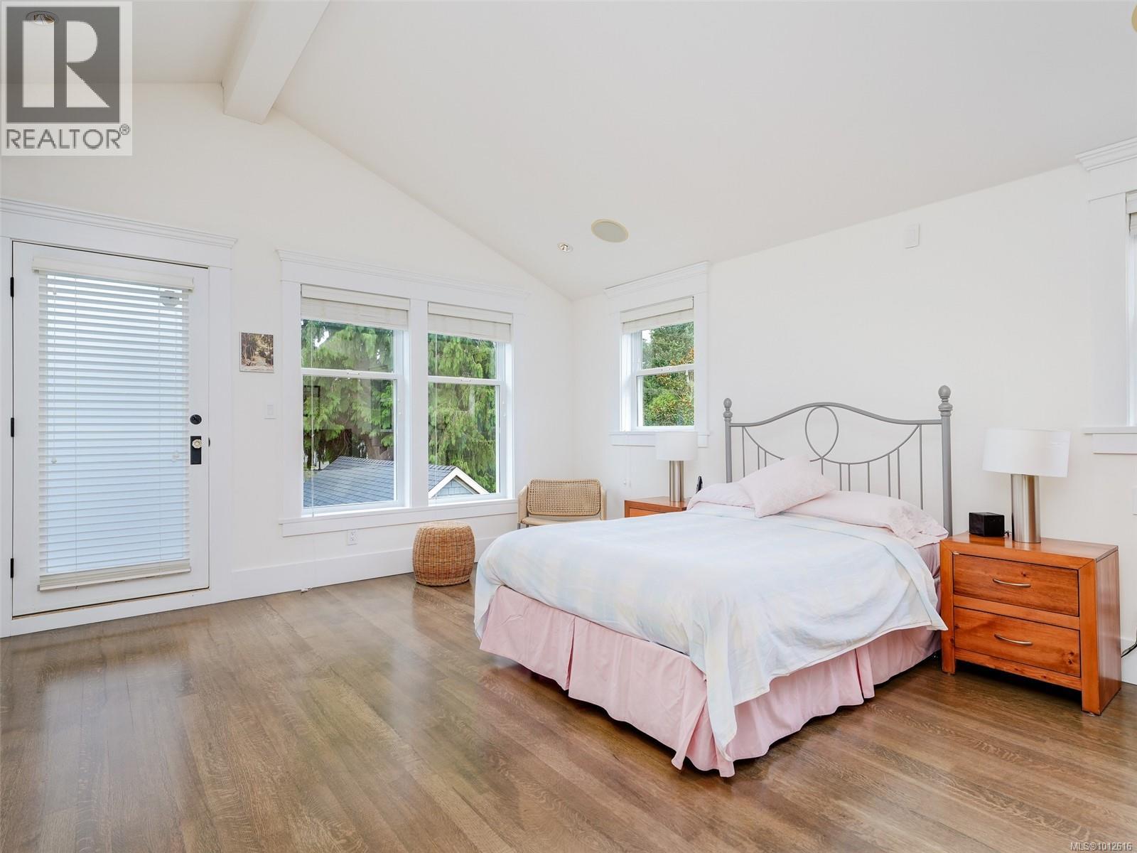  2086 Chaucer Street, Oak Bay