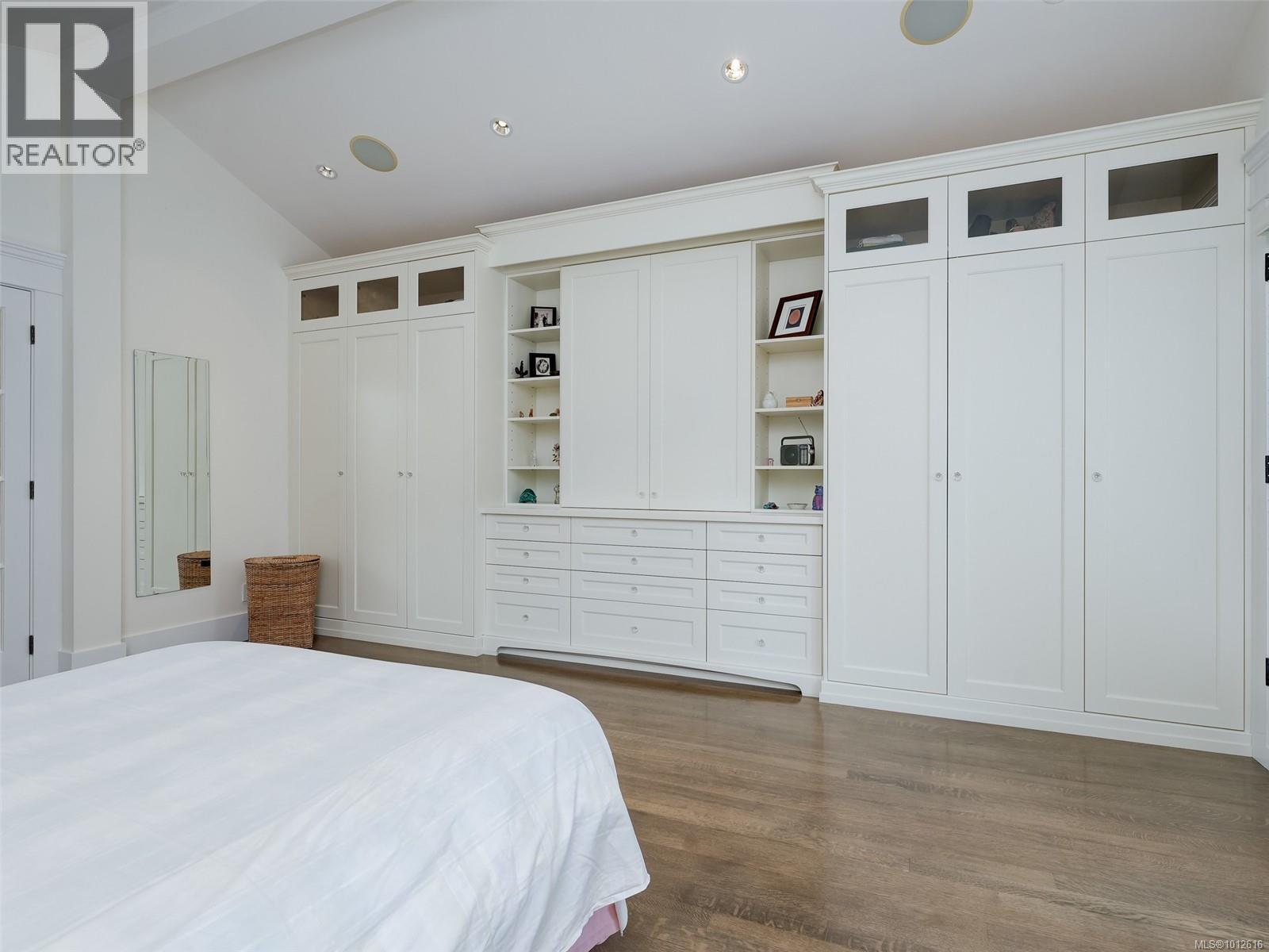  2086 Chaucer Street, Oak Bay