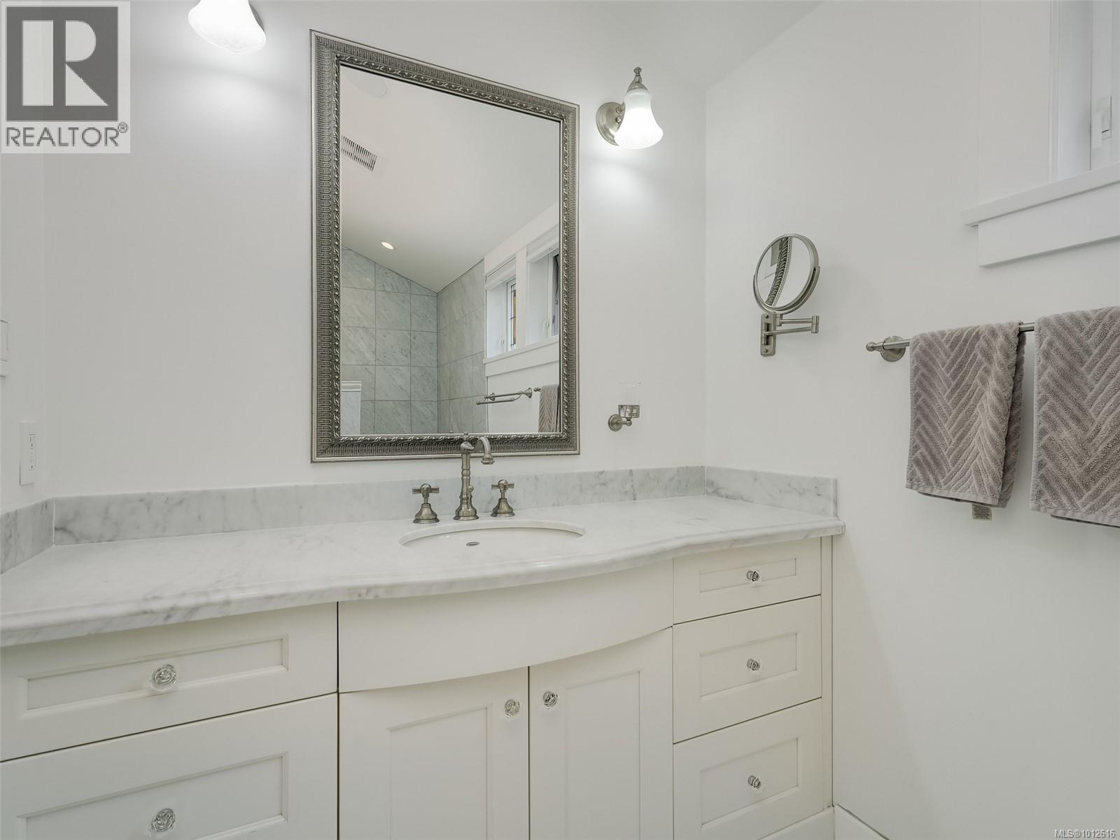  2086 Chaucer Street, Oak Bay