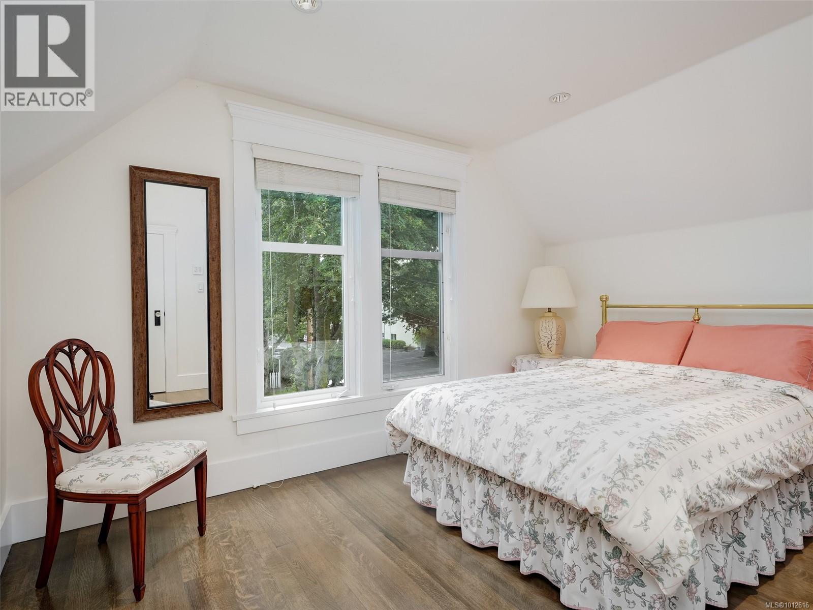  2086 Chaucer Street, Oak Bay