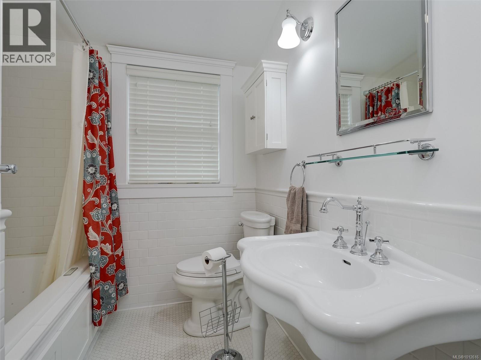  2086 Chaucer Street, Oak Bay