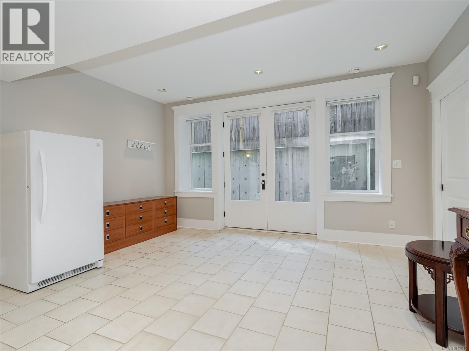  2086 Chaucer Street, Oak Bay
