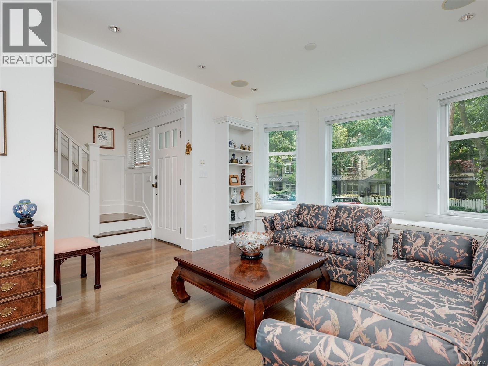  2086 Chaucer Street, Oak Bay