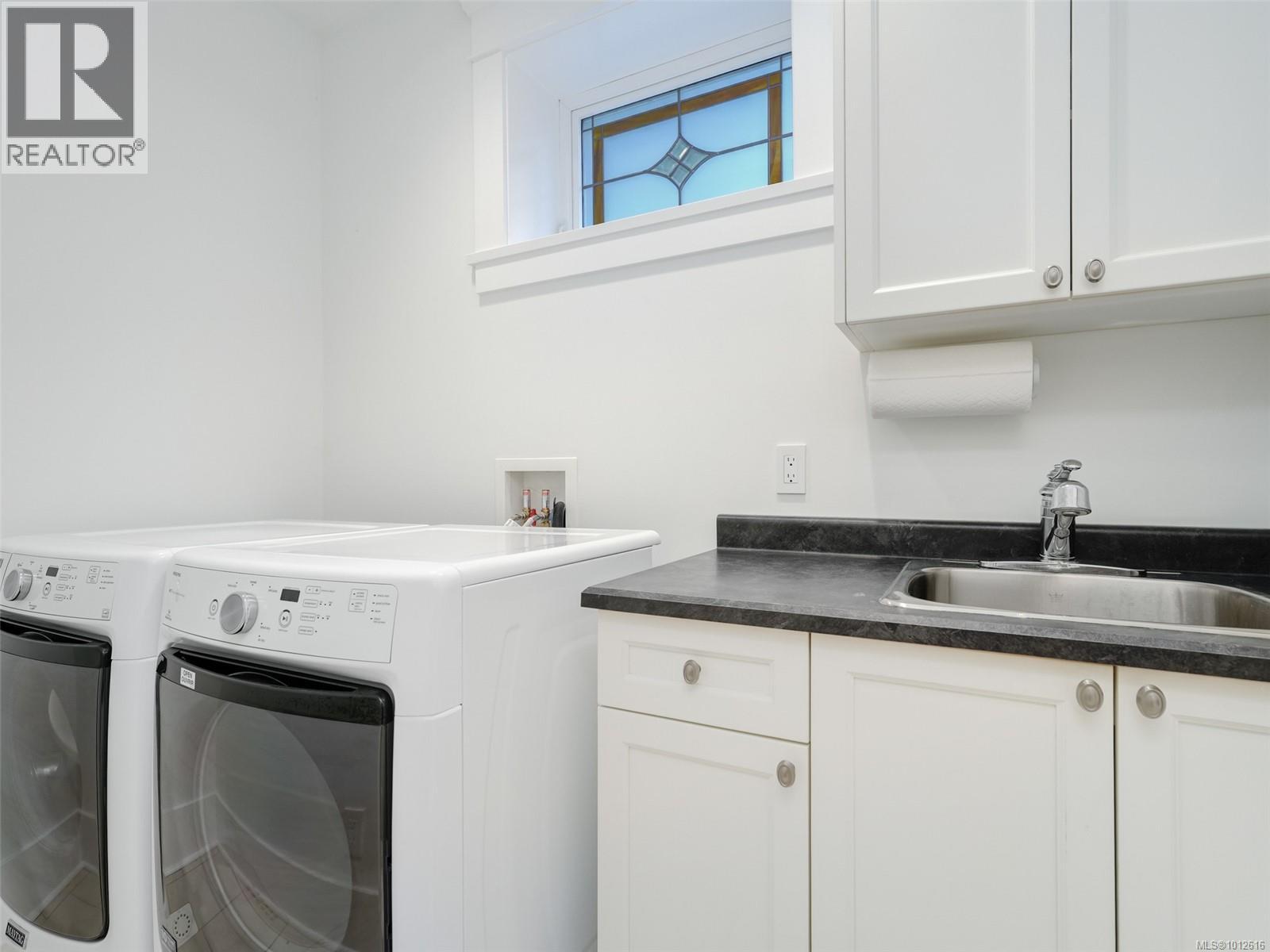  2086 Chaucer Street, Oak Bay