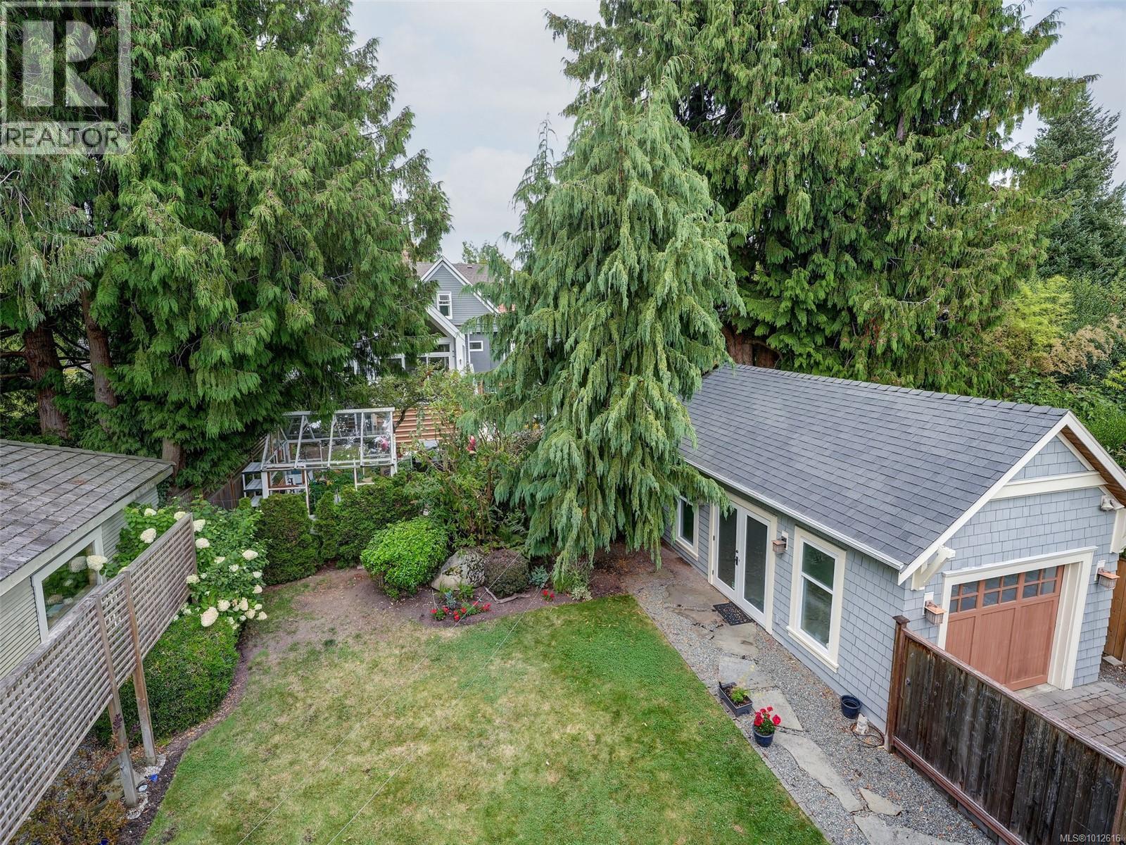 2086 Chaucer Street, Oak Bay
