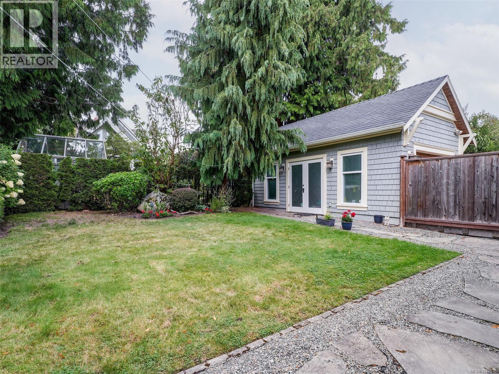  2086 Chaucer Street, Oak Bay