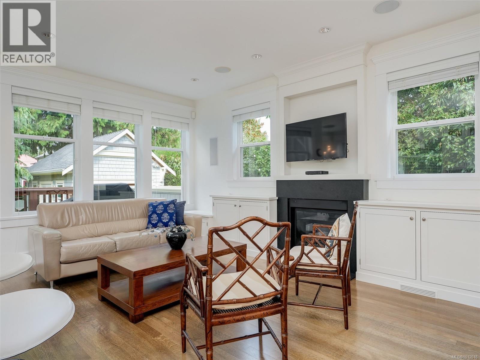  2086 Chaucer Street, Oak Bay