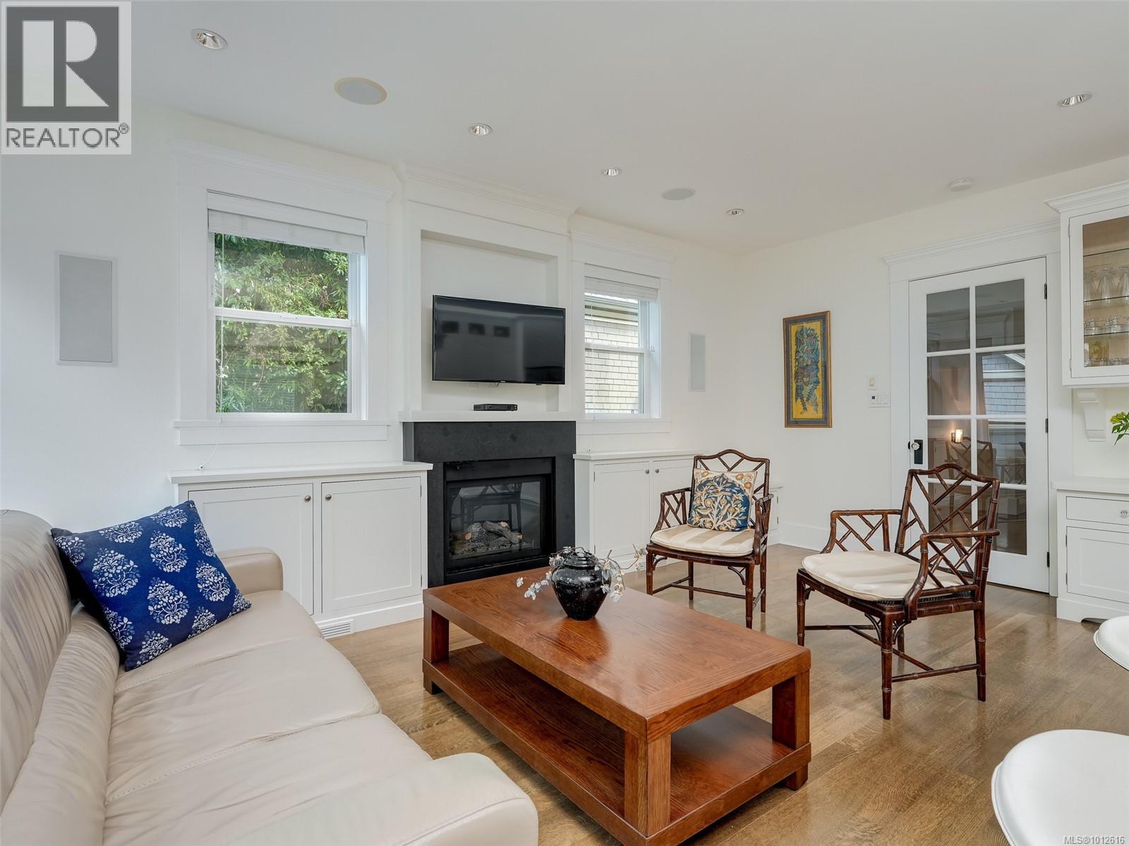  2086 Chaucer Street, Oak Bay