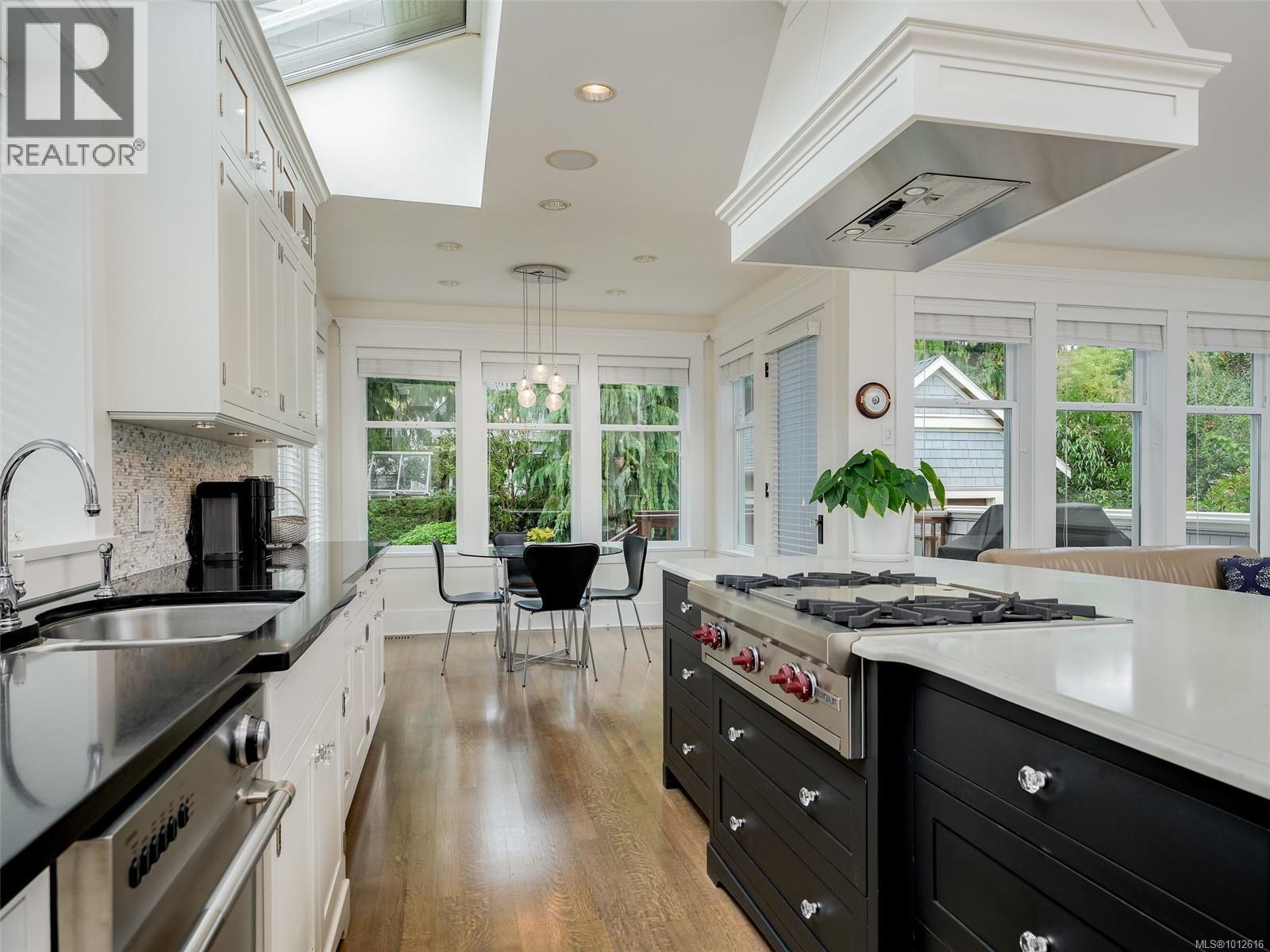  2086 Chaucer Street, Oak Bay