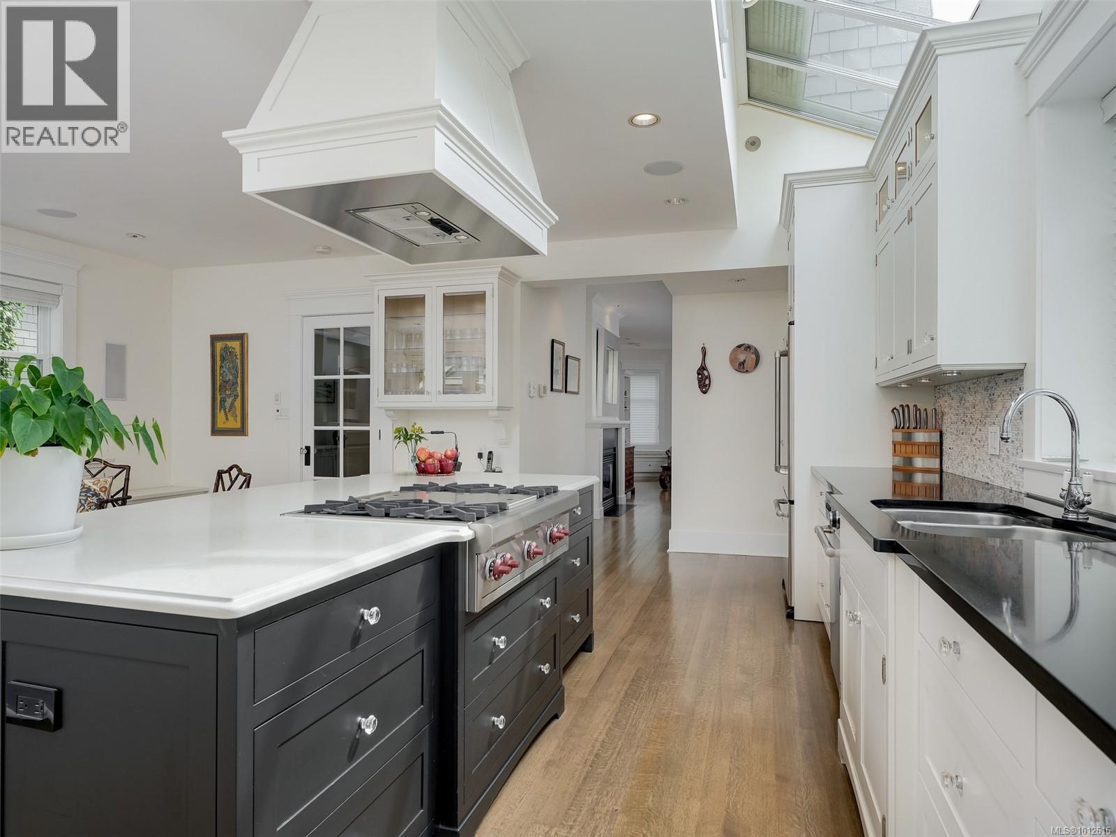  2086 Chaucer Street, Oak Bay