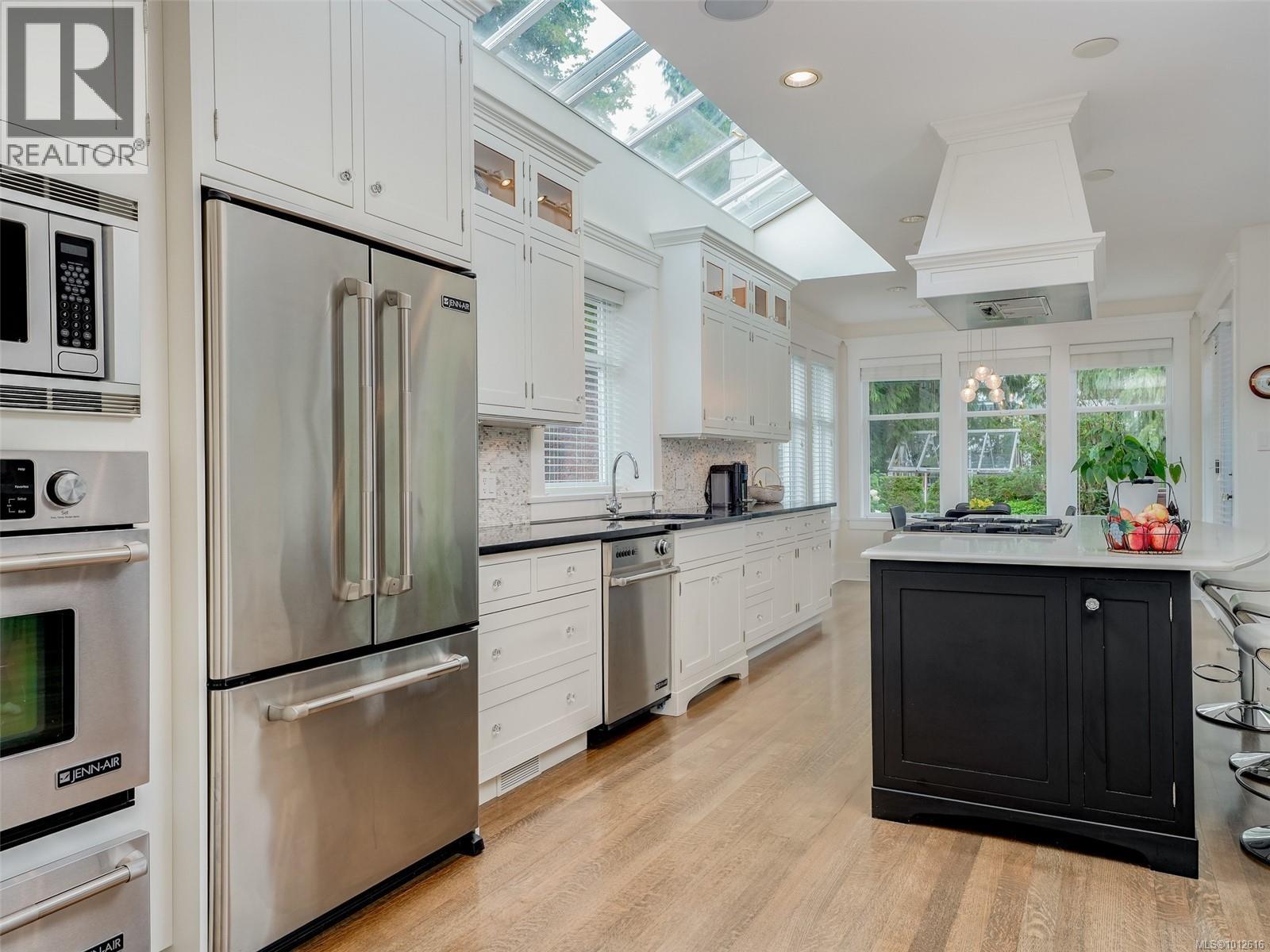  2086 Chaucer Street, Oak Bay