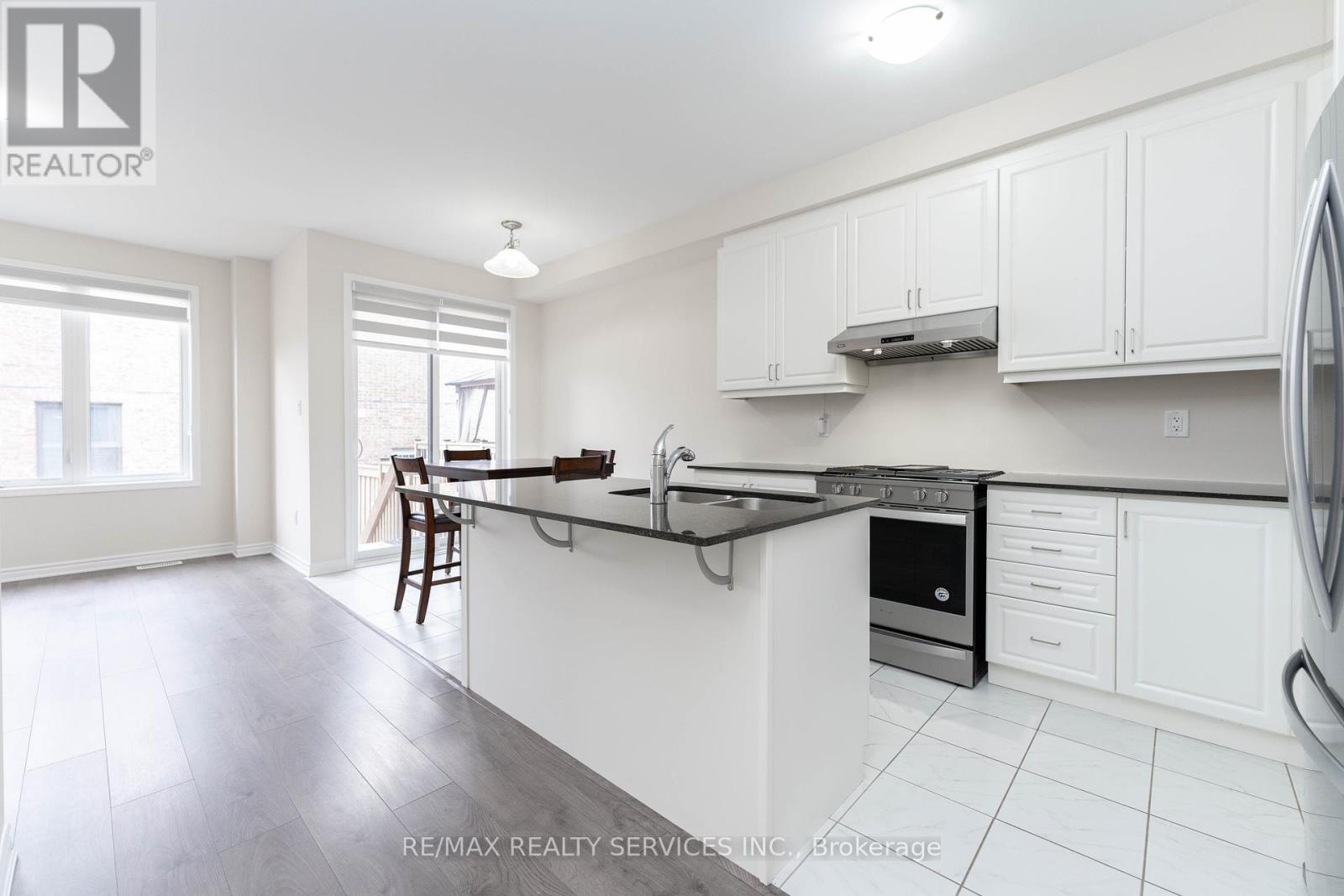 Photo 10 of 29 Circus Crescent N, Brampton ON