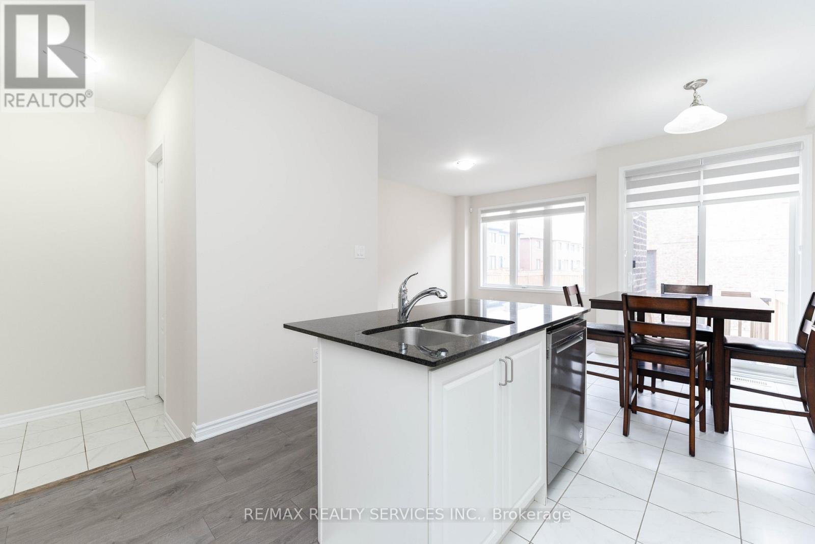 Photo 11 of 29 Circus Crescent N, Brampton ON