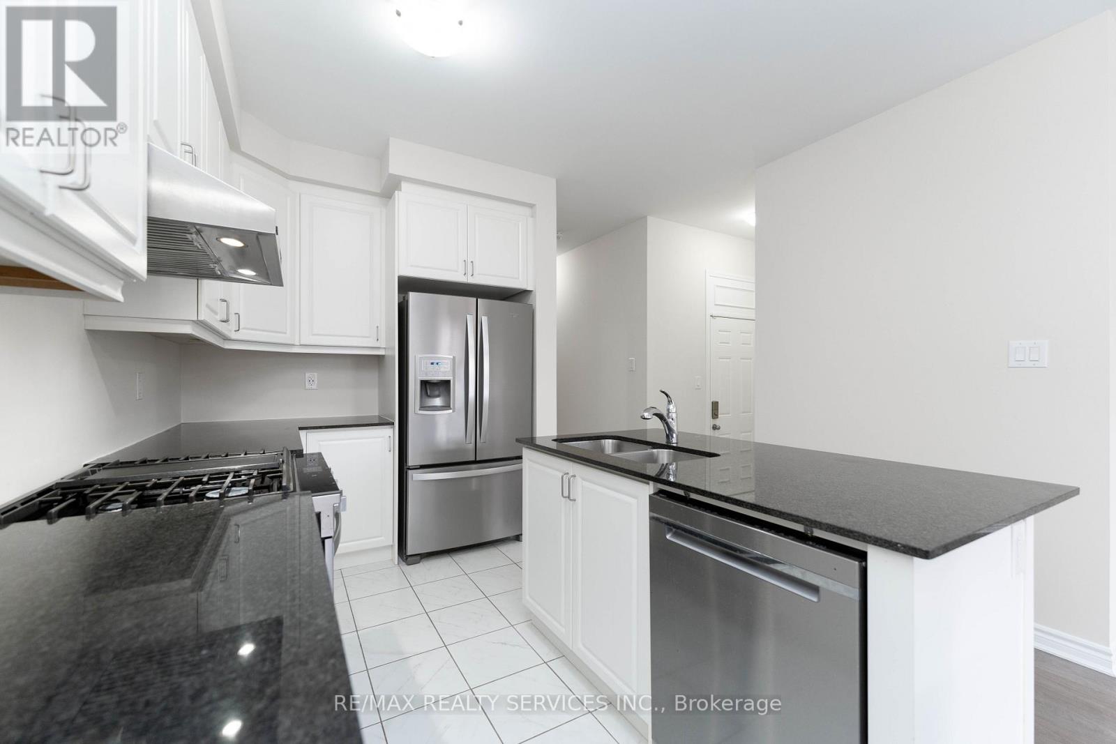 Photo 12 of 29 Circus Crescent N, Brampton ON