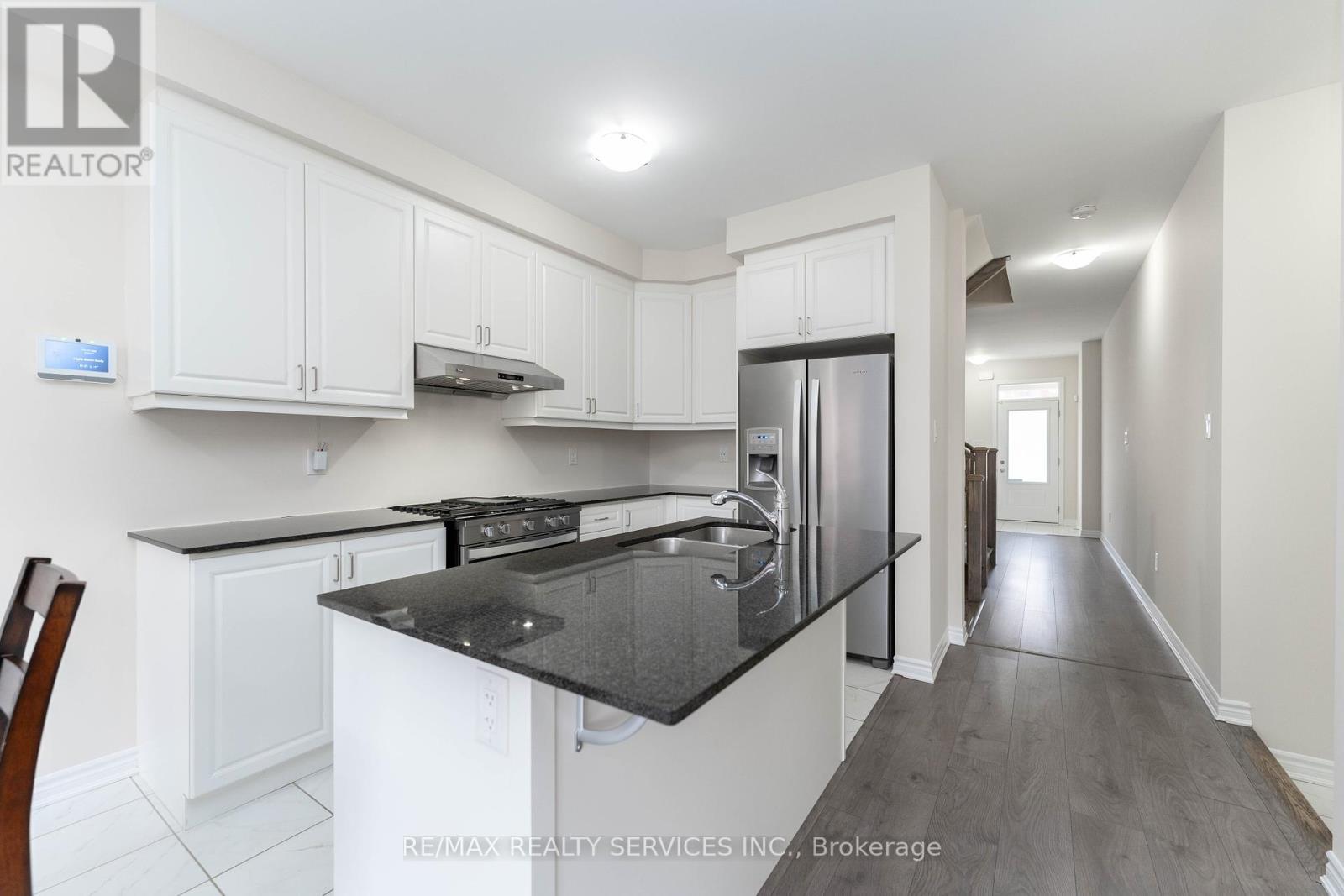 Photo 13 of 29 Circus Crescent N, Brampton ON