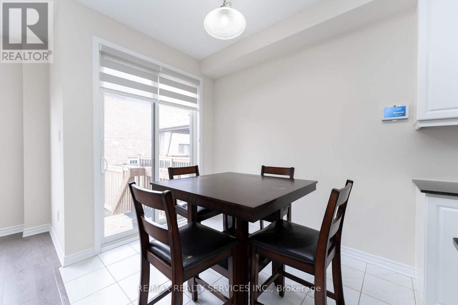 Photo 14 of 29 Circus Crescent N, Brampton ON