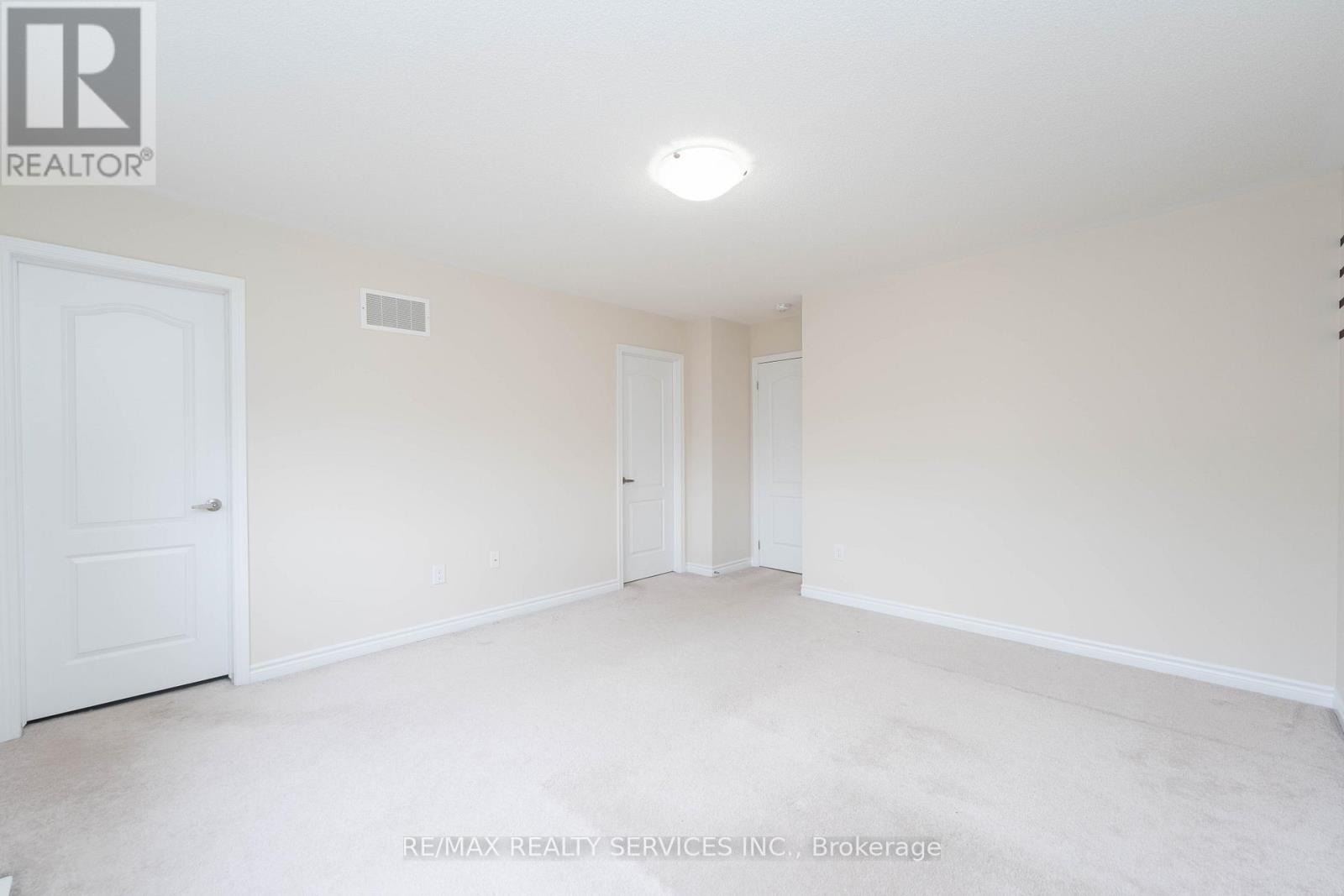 Photo 23 of 29 Circus Crescent N, Brampton ON