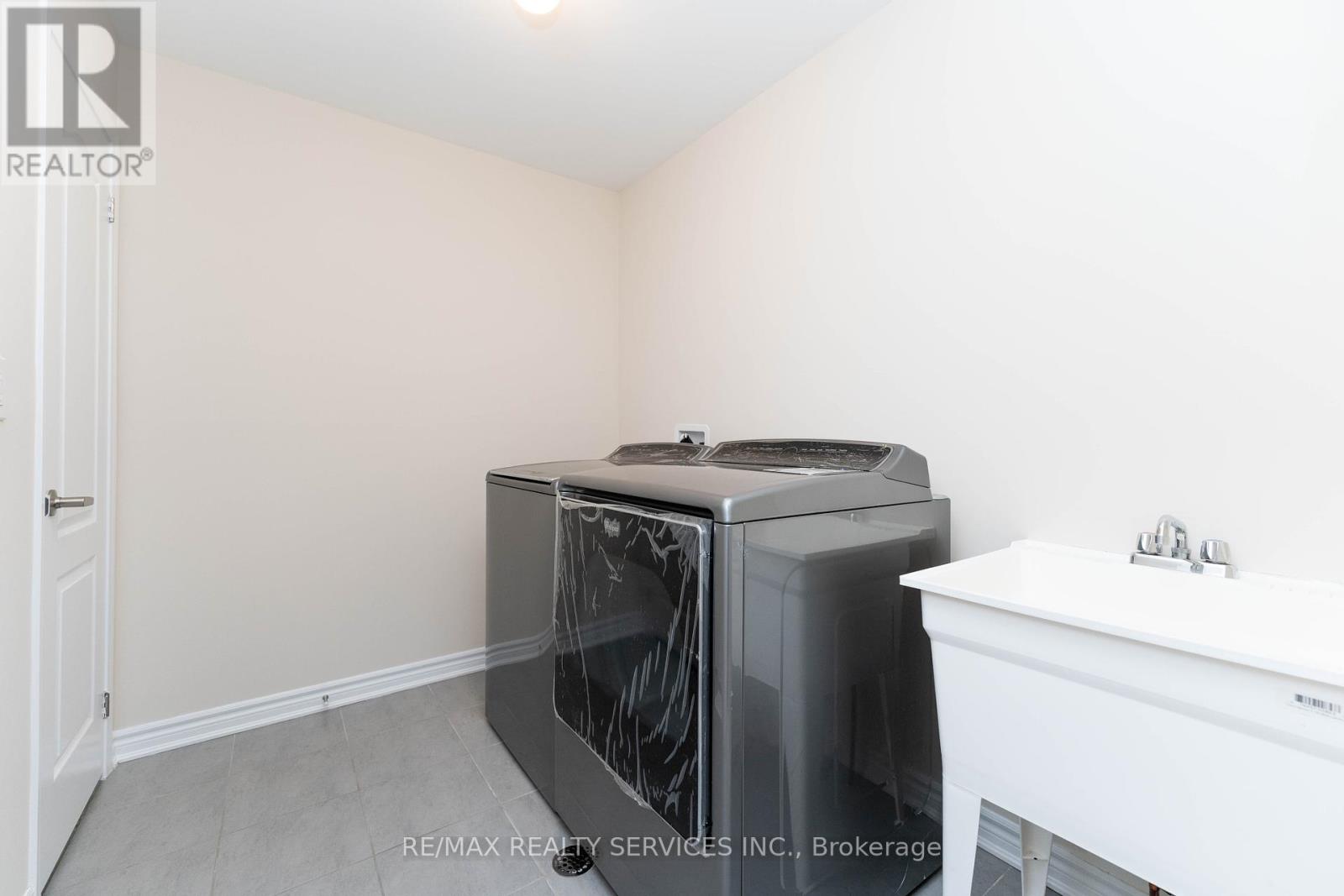Photo 28 of 29 Circus Crescent N, Brampton ON