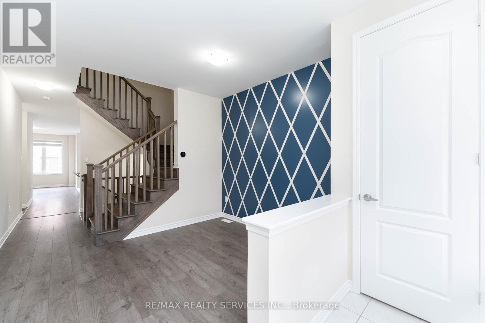 Photo 3 of 29 Circus Crescent N, Brampton ON