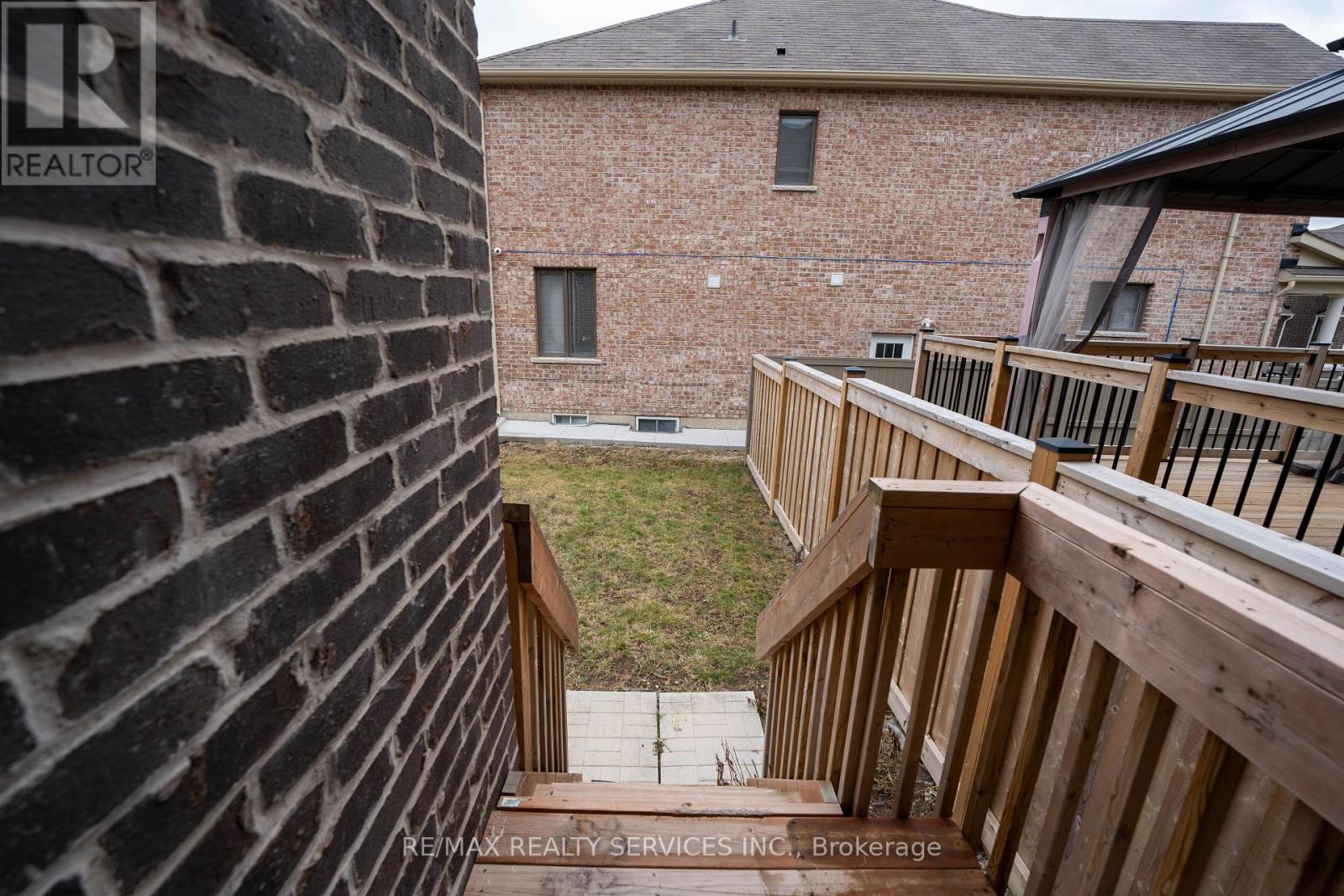 Photo 43 of 29 Circus Crescent N, Brampton ON
