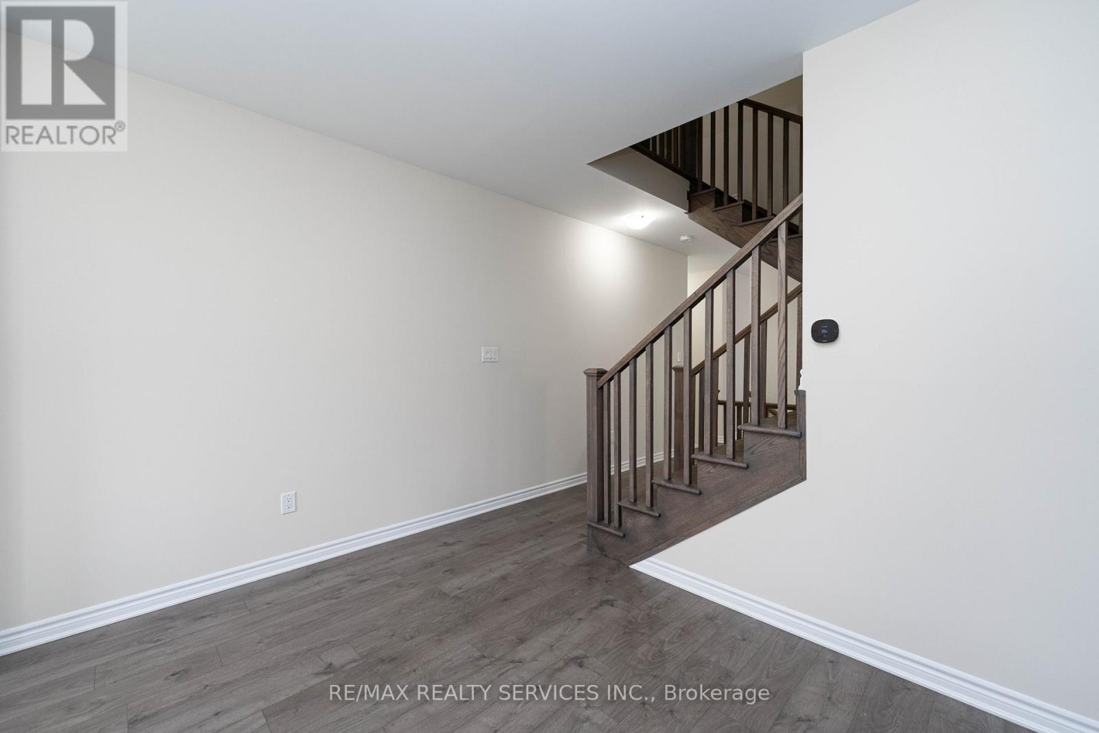 Photo 5 of 29 Circus Crescent N, Brampton ON