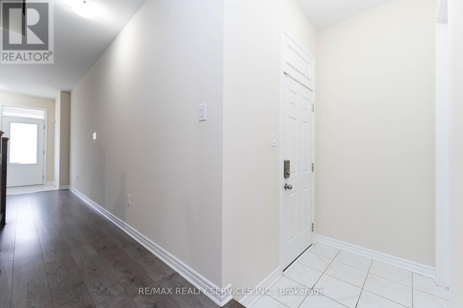 Photo 8 of 29 Circus Crescent N, Brampton ON