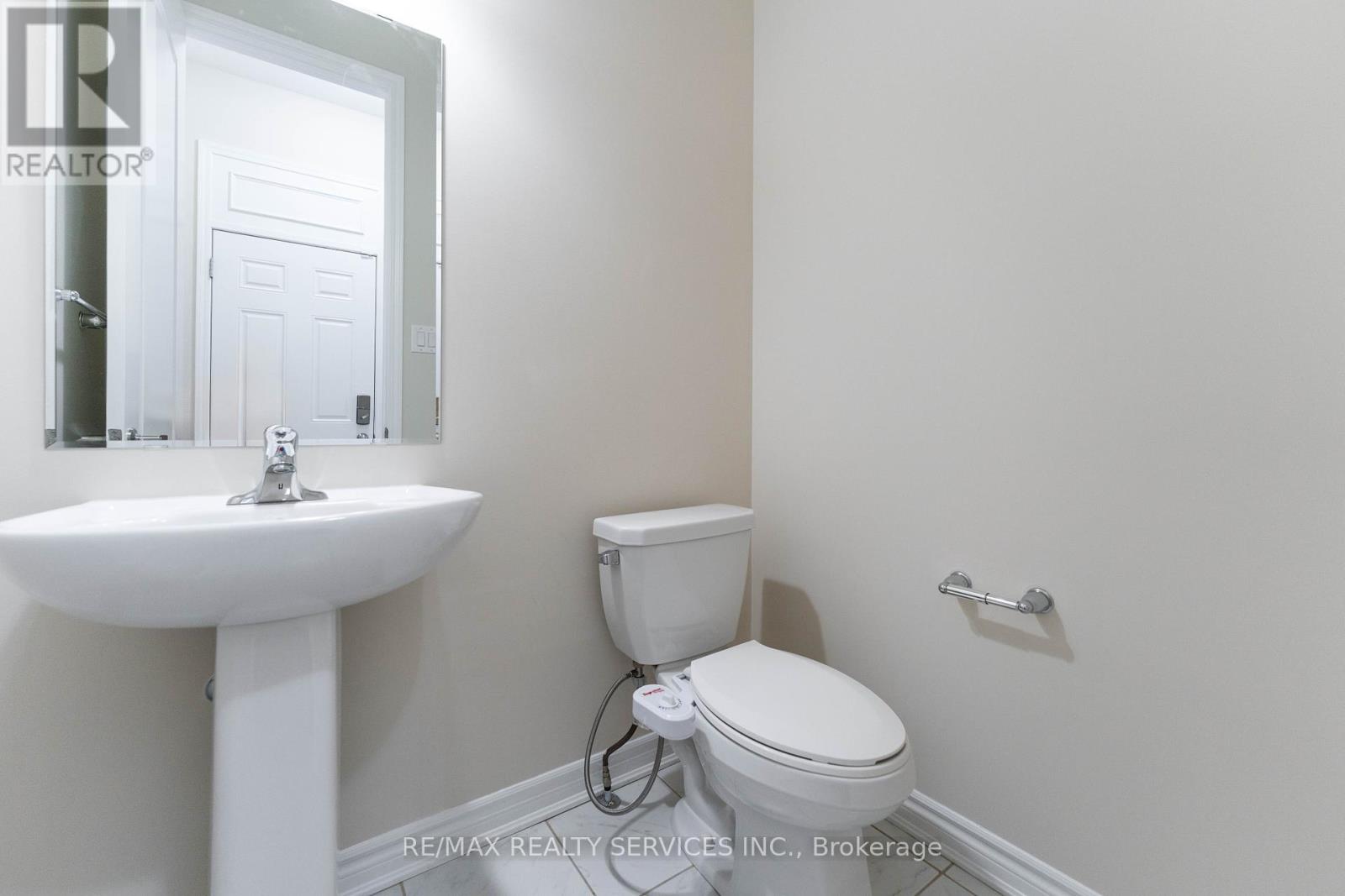 Photo 9 of 29 Circus Crescent N, Brampton ON