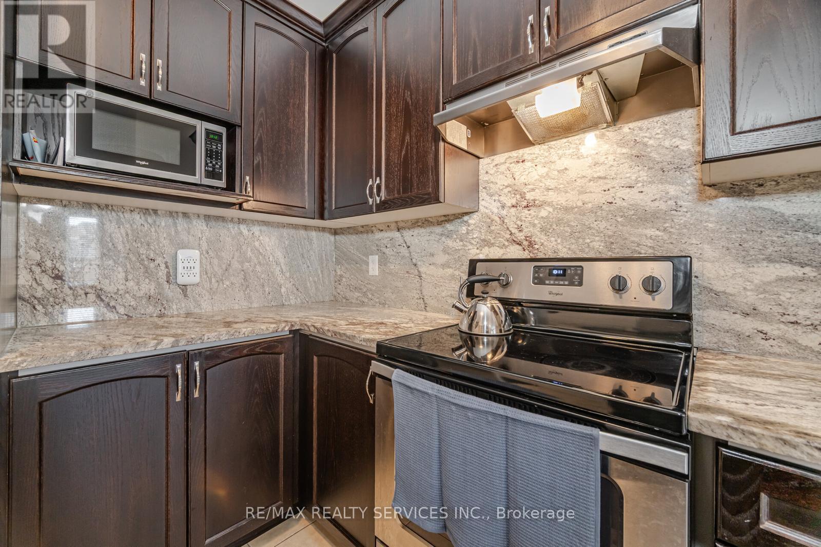 Photo 10 of 34 Pennycross Crescent, Brampton ON