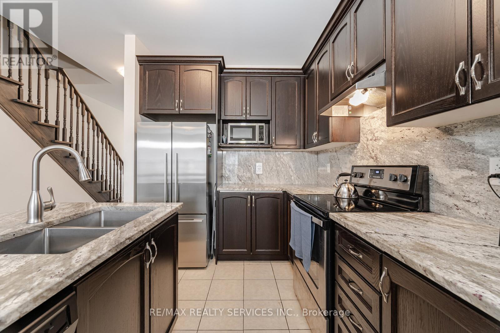 Photo 11 of 34 Pennycross Crescent, Brampton ON