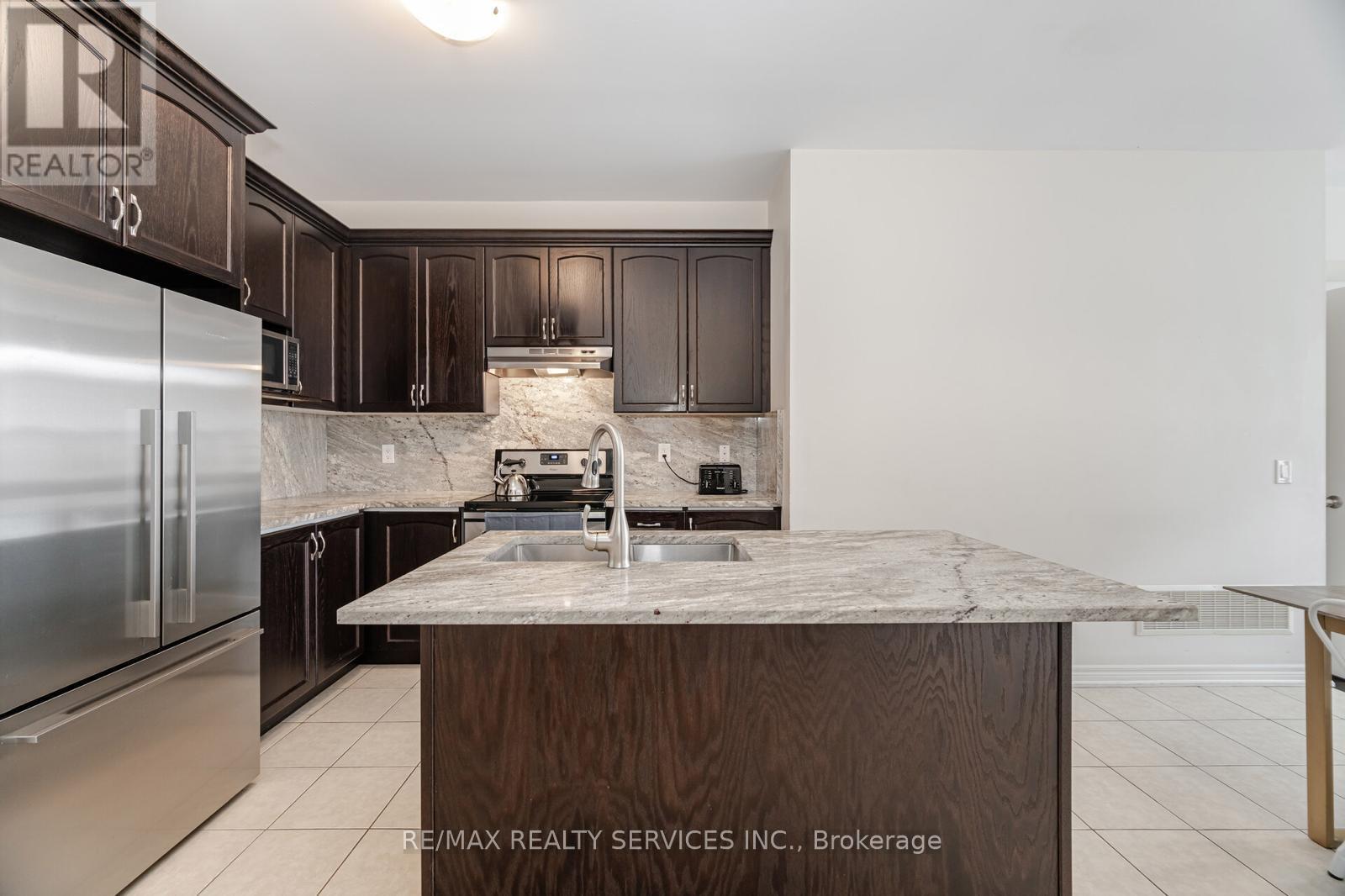 Photo 12 of 34 Pennycross Crescent, Brampton ON