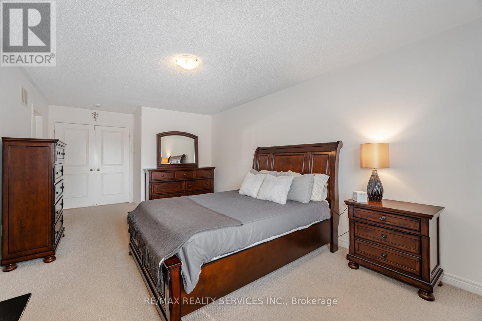 Photo 16 of 34 Pennycross Crescent, Brampton ON