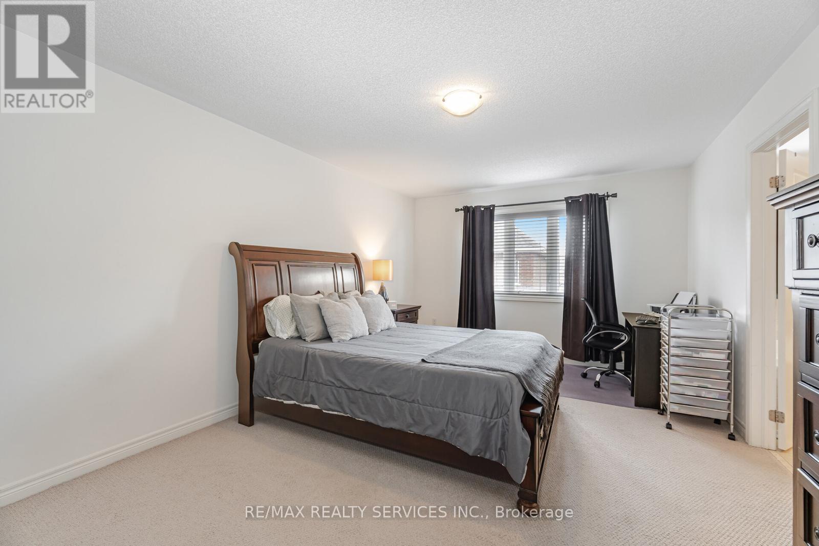 Photo 17 of 34 Pennycross Crescent, Brampton ON