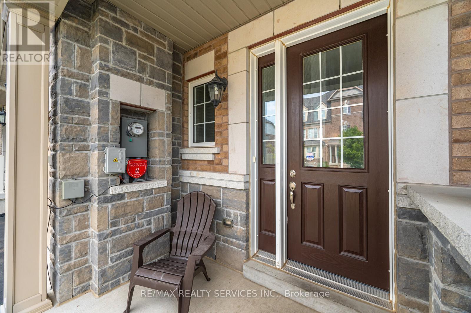 Photo 3 of 34 Pennycross Crescent, Brampton ON