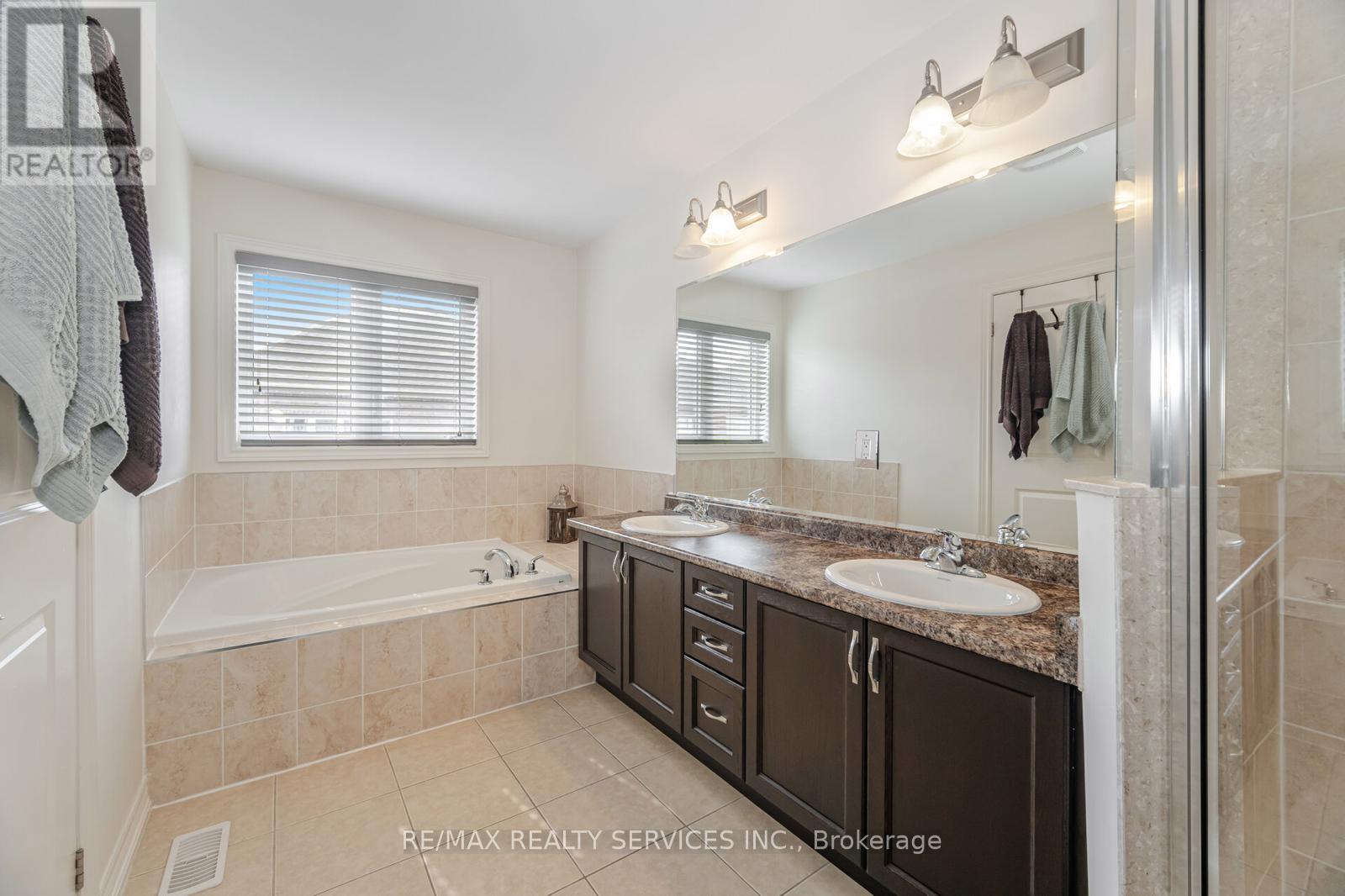Photo 30 of 34 Pennycross Crescent, Brampton ON
