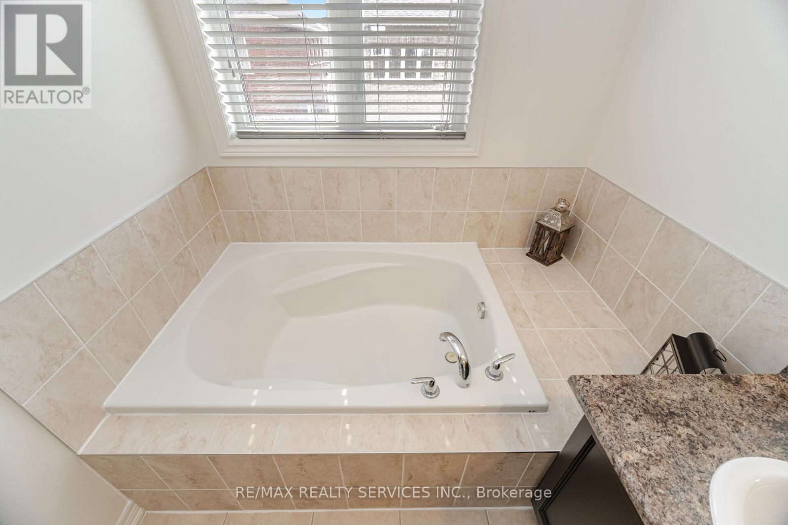 Photo 32 of 34 Pennycross Crescent, Brampton ON