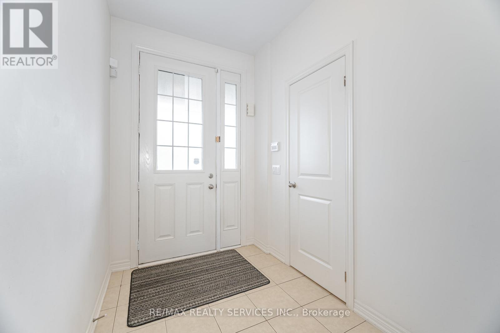 Photo 4 of 34 Pennycross Crescent, Brampton ON
