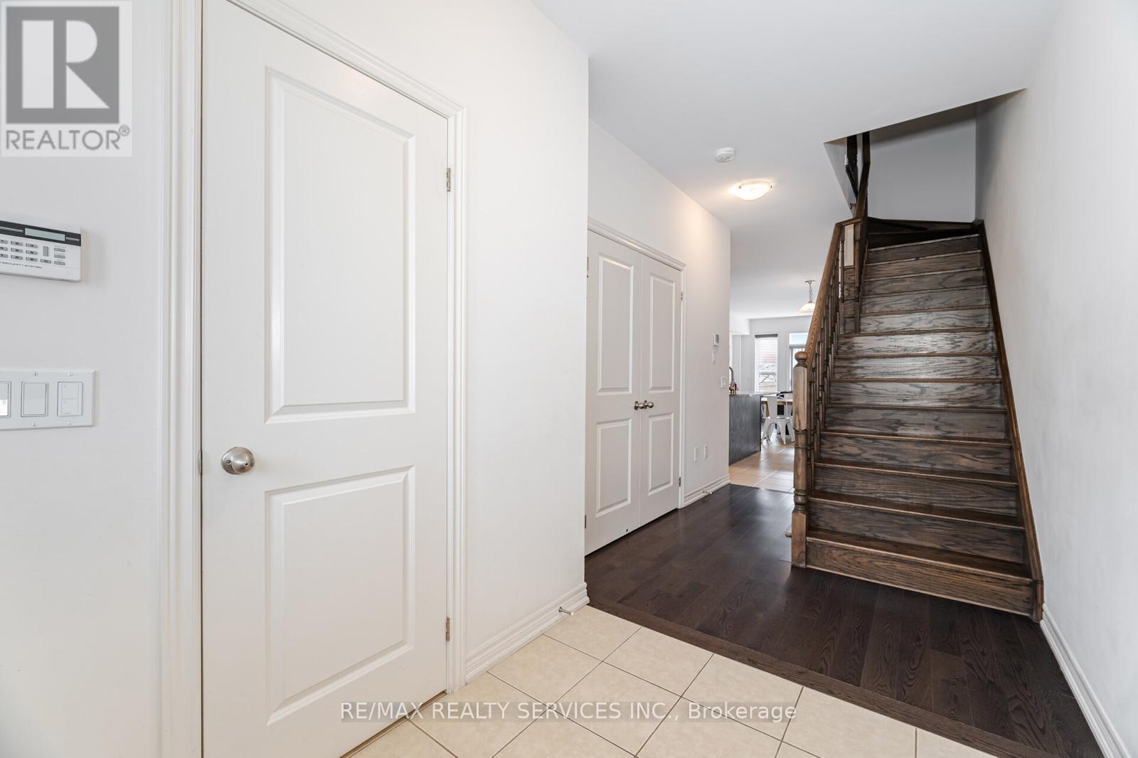 Photo 5 of 34 Pennycross Crescent, Brampton ON