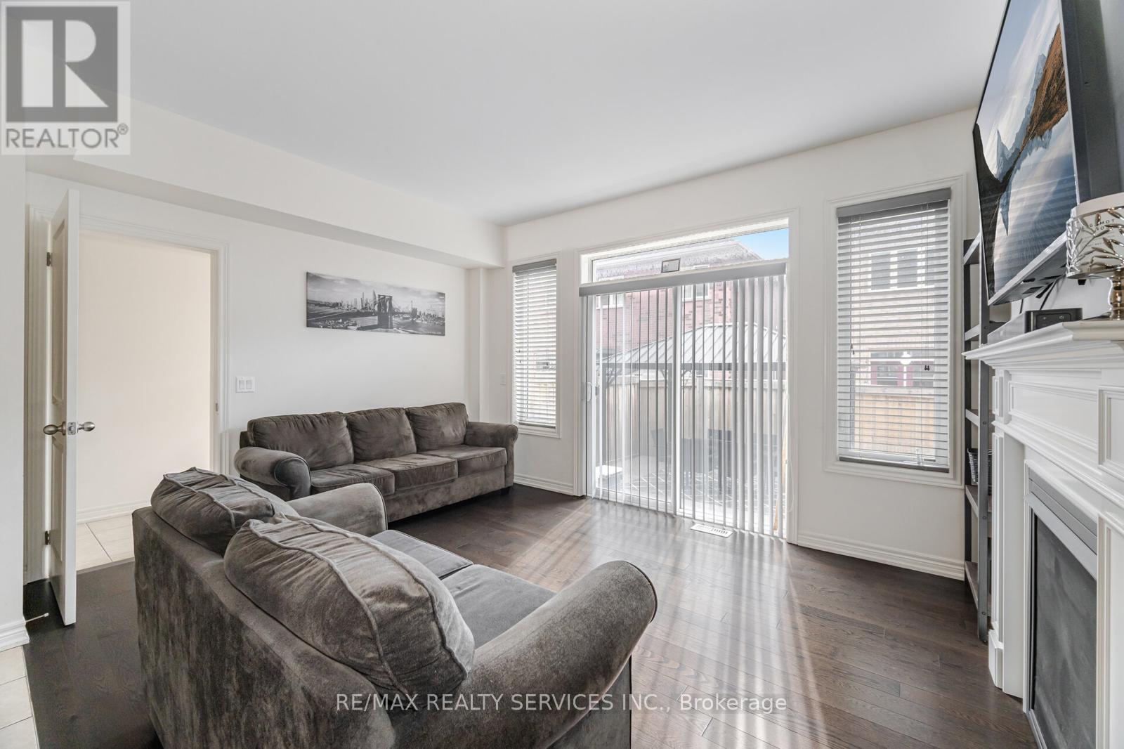 Photo 7 of 34 Pennycross Crescent, Brampton ON