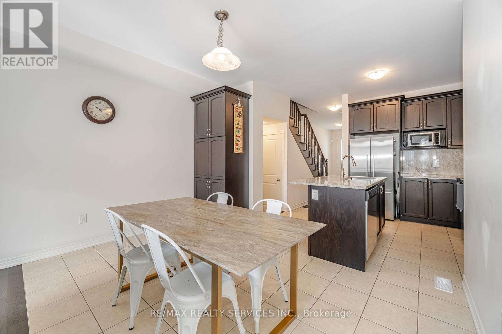 Photo 8 of 34 Pennycross Crescent, Brampton ON