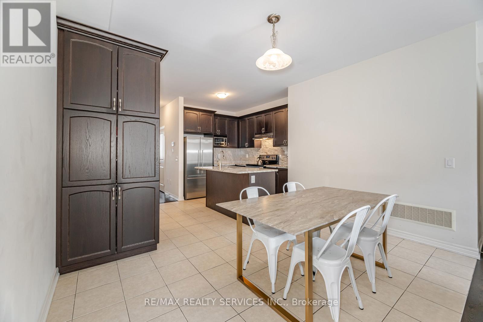 Photo 9 of 34 Pennycross Crescent, Brampton ON