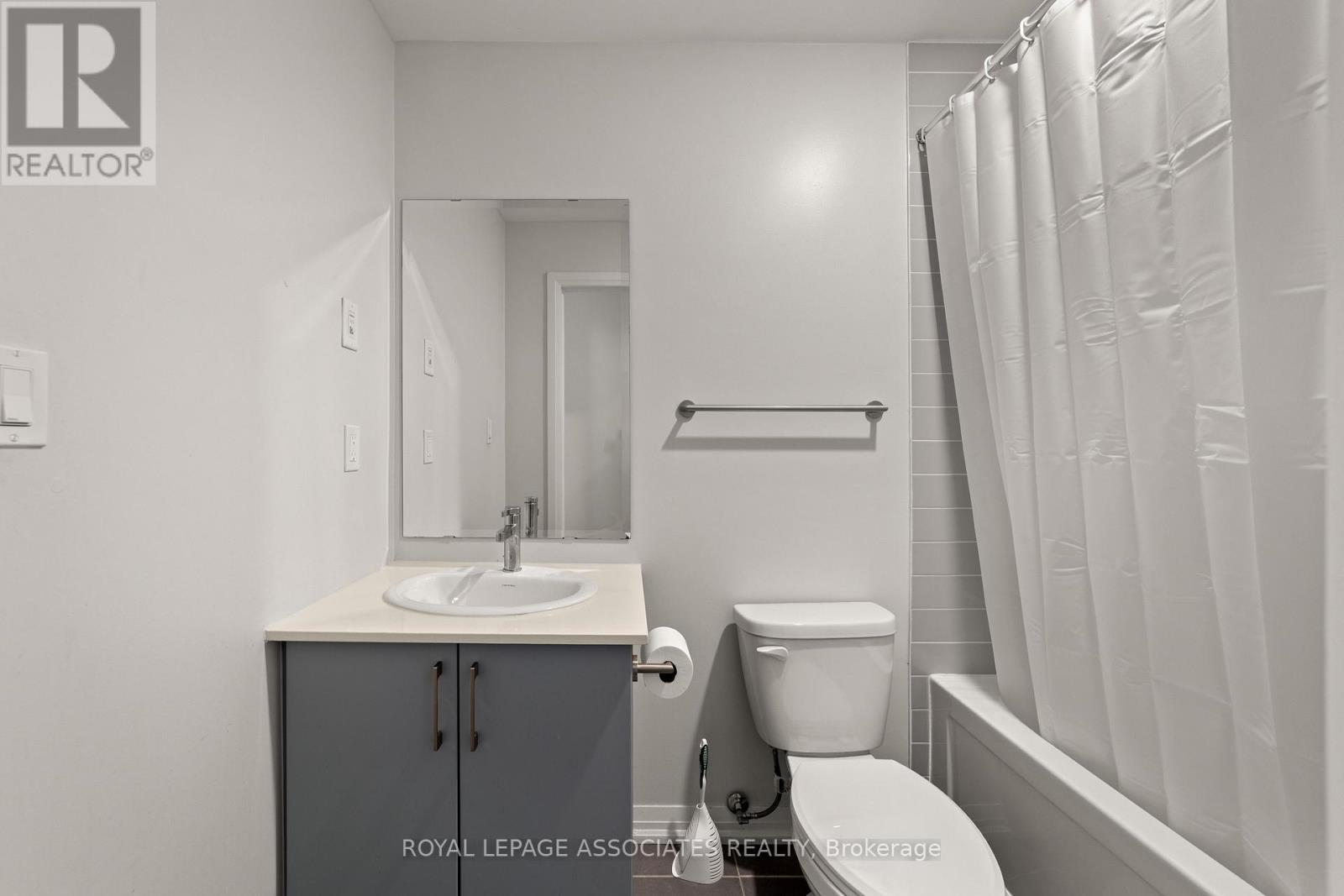 Photo 12 of 213 1165 Journeyman Lane, Mississauga ON