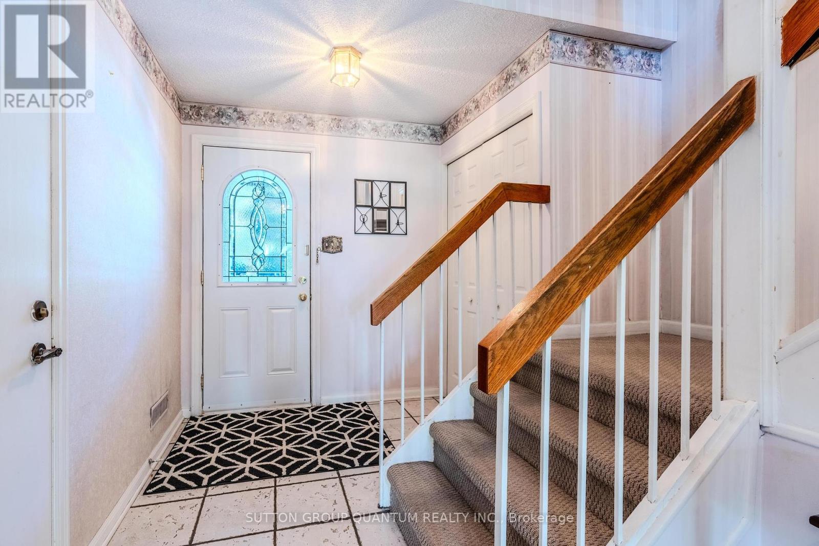 Photo 4 of 15 1020 Walden Circle, Mississauga ON
