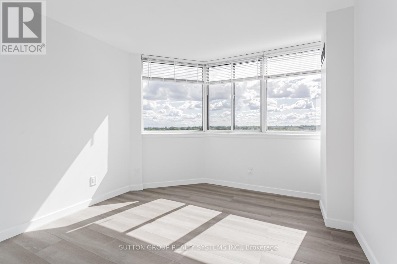 Photo 15 of 619 1001 Cedarglen Gate, Mississauga ON