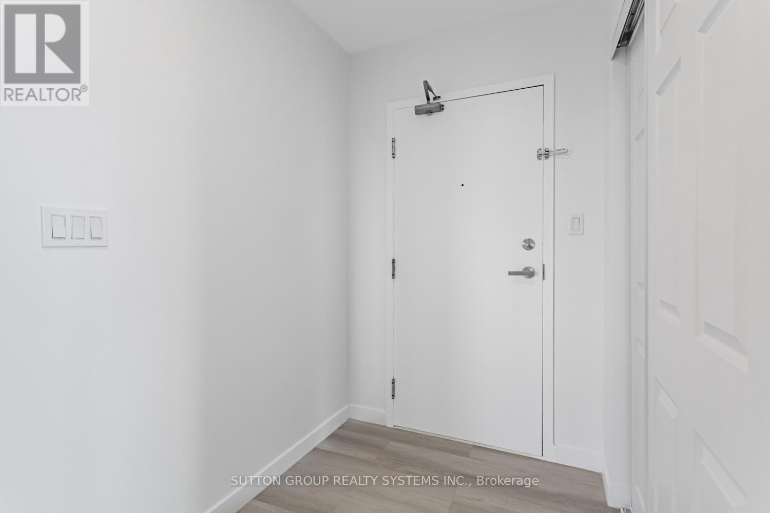 Photo 5 of 619 1001 Cedarglen Gate, Mississauga ON