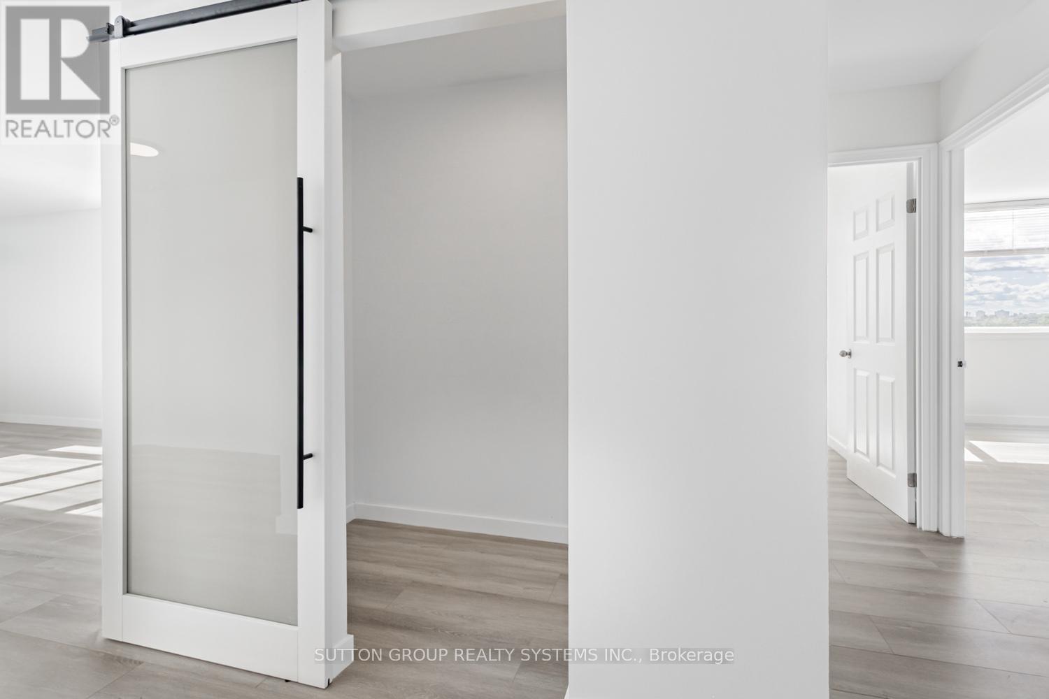 Photo 6 of 619 1001 Cedarglen Gate, Mississauga ON