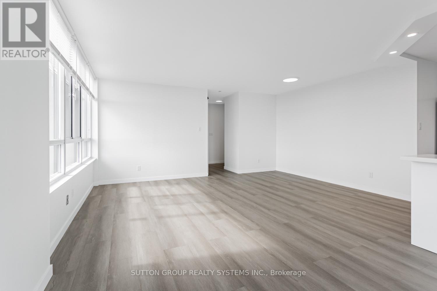 Photo 8 of 619 1001 Cedarglen Gate, Mississauga ON
