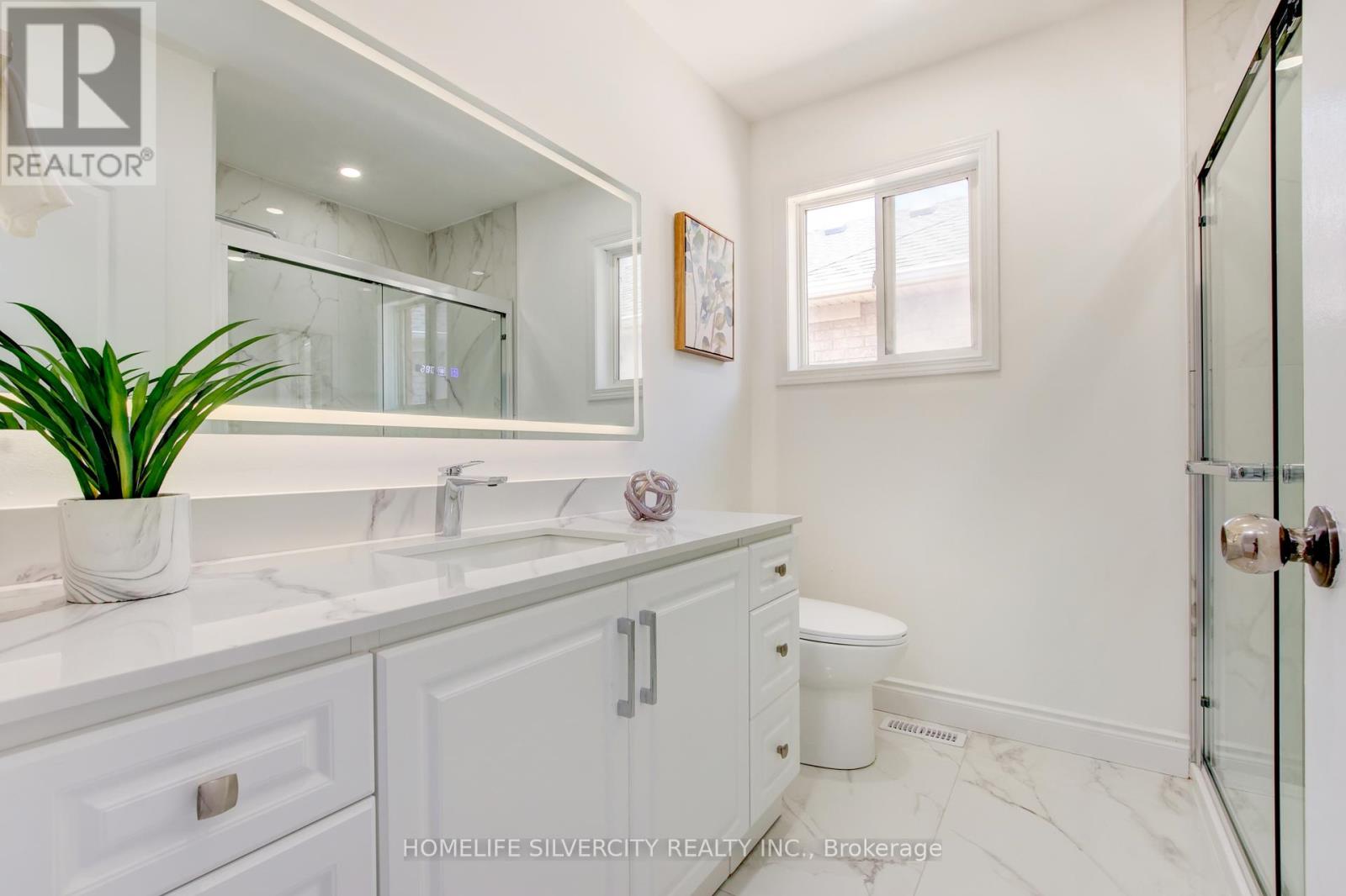 Photo 10 of 31 Garibaldi Drive, Brampton ON
